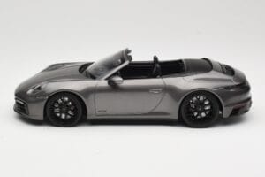 Porsche 911 992 Carrera 4 GTS Kabriolet Grey Metallic Minichamps 1:18 155063031 Kov – obrázok 3 z 6