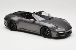 Porsche 911 992 Carrera 4 GTS Kabriolet Grey Metallic Minichamps 1:18 155063031 Kov – obrázok 4 z 6