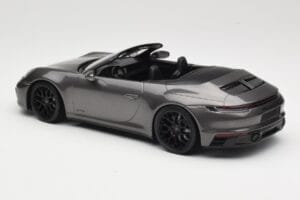 Porsche 911 992 Carrera 4 GTS Kabriolet Grey Metallic Minichamps 1:18 155063031 Kov – obrázok 5 z 6