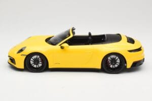 Porsche 911 992 Carrera 4 GTS Kabriolet Žltý Minichamps 1:18 155063030 Kov – obrázok 3 z 6