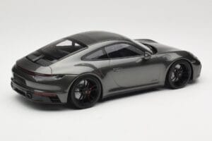 Porsche 911 992 Carrera 4 GTS Green Metallic Minichamps 1:18 155063101 Kov – obrázok 2 z 6