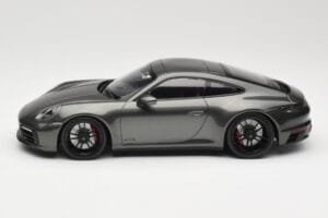 Porsche 911 992 Carrera 4 GTS Green Metallic Minichamps 1:18 155063101 Kov – obrázok 3 z 6