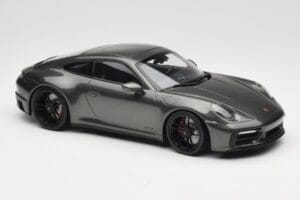 Porsche 911 992 Carrera 4 GTS Green Metallic Minichamps 1:18 155063101 Kov – obrázok 4 z 6