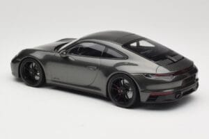 Porsche 911 992 Carrera 4 GTS Green Metallic Minichamps 1:18 155063101 Kov – obrázok 5 z 6