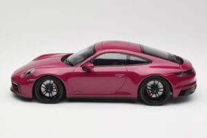 Porsche 911 992 Carrera 4 GTS Rubystar Minichamps 1:18 155063102 Kov – obrázok 3 z 6