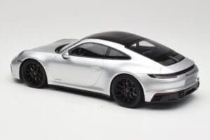 Porsche 911 992 Carrera 4 GTS Strieborný Minichamps 1:18 155063104 Kov – obrázok 5 z 6