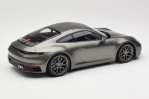 Porsche 911 992 Carrera 4S Aventurine Green Metallic Minichamps 1:18 155067328 Kov – obrázok 3 z 6