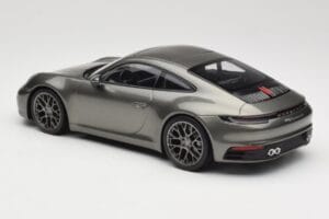 Porsche 911 992 Carrera 4S Aventurine Green Metallic Minichamps 1:18 155067328 Kov – obrázok 4 z 6