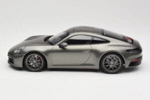 Porsche 911 992 Carrera 4S Aventurine Green Metallic Minichamps 1:18 155067328 Kov – obrázok 5 z 6