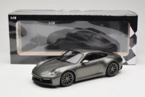Porsche 911 992 Carrera 4S Aventurine Green Metallic Minichamps 1:18 155067328 Kov – obrázok 6 z 6