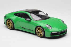 Porsche 911 992 Carrera 4S Python Green Minichamps 1:18 155067325 Kov – obrázok 4 z 6