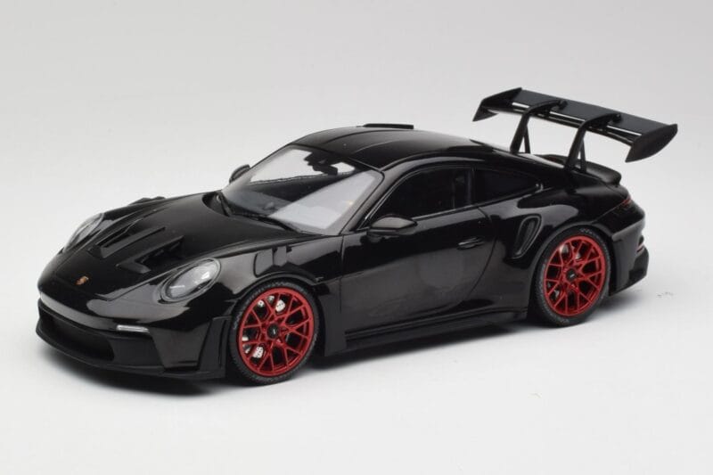 Porsche 911 992 GT3 RS Čierny & Červené Kolesá & Čierny Dekor Minichamps 1:18 153062240 Kov