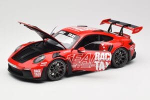 Porsche 911 992 GT3 RS Getspeed Race Taxi Guards Red Minichamps 1:18 110062040 Kov – obrázok 2 z 8
