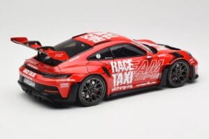 Porsche 911 992 GT3 RS Getspeed Race Taxi Guards Red Minichamps 1:18 110062040 Kov – obrázok 3 z 8
