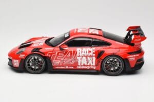 Porsche 911 992 GT3 RS Getspeed Race Taxi Guards Red Minichamps 1:18 110062040 Kov – obrázok 4 z 8