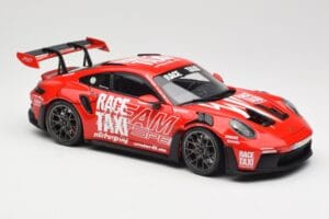 Porsche 911 992 GT3 RS Getspeed Race Taxi Guards Red Minichamps 1:18 110062040 Kov – obrázok 6 z 8