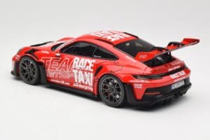 Porsche 911 992 GT3 RS Getspeed Race Taxi Guards Red Minichamps 1:18 110062040 Kov – obrázok 7 z 8