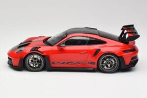 Porsche 911 992 GT3 RS Guards Červený & Strieborné Kolesá Weissach Package Minichamps 1:18 153062246 Kov – obrázok 3 z 6
