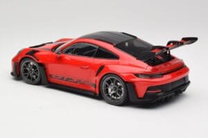 Porsche 911 992 GT3 RS Guards Červený & Strieborné Kolesá Weissach Package Minichamps 1:18 153062246 Kov – obrázok 5 z 6