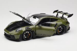 Porsche 911 992 GT3 RS Nato Olive & Black Wheels Minichamps 1:18 110062027 Kov – obrázok 2 z 8
