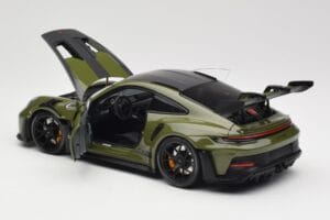 Porsche 911 992 GT3 RS Nato Olive & Black Wheels Minichamps 1:18 110062027 Kov – obrázok 5 z 8