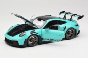 Porsche 911 992 GT3 RS Python Green & Dark Silver Wheels Minichamps 1:18 110062026 Kov – obrázok 2 z 8