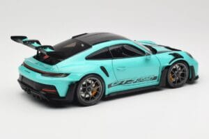 Porsche 911 992 GT3 RS Python Green & Dark Silver Wheels Minichamps 1:18 110062026 Kov – obrázok 3 z 8