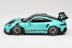 Porsche 911 992 GT3 RS Python Green & Dark Silver Wheels Minichamps 1:18 110062026 Kov – obrázok 4 z 8