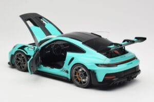 Porsche 911 992 GT3 RS Python Green & Dark Silver Wheels Minichamps 1:18 110062026 Kov – obrázok 5 z 8