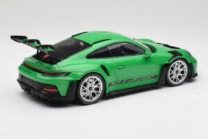 Porsche 911 992 GT3 RS Python Zelený & Strieborné Kolesá & Čierny Dekor Minichamps 1:18 153062235 Kov – obrázok 2 z 6