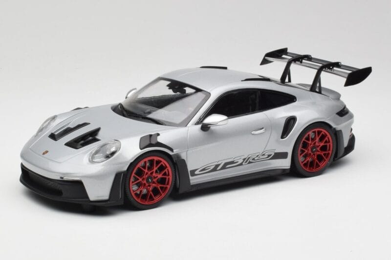 Porsche 911 992 GT3 RS Strieborný & Červené Kolesá Minichamps 1:18 153062241 Kov