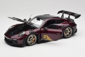 Porsche 911 992 GT3 RS Ultraviolet & Strieborné Kolesá Minichamps 1:18 110062029 Kov – obrázok 2 z 8