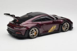 Porsche 911 992 GT3 RS Ultraviolet & Strieborné Kolesá Minichamps 1:18 110062029 Kov – obrázok 3 z 8
