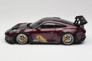 Porsche 911 992 GT3 RS Ultraviolet & Strieborné Kolesá Minichamps 1:18 110062029 Kov – obrázok 4 z 8