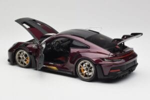 Porsche 911 992 GT3 RS Ultraviolet & Strieborné Kolesá Minichamps 1:18 110062029 Kov – obrázok 5 z 8
