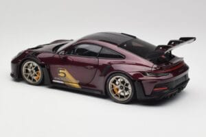 Porsche 911 992 GT3 RS Ultraviolet & Strieborné Kolesá Minichamps 1:18 110062029 Kov – obrázok 7 z 8