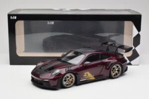 Porsche 911 992 GT3 RS Ultraviolet & Strieborné Kolesá Minichamps 1:18 110062029 Kov – obrázok 8 z 8