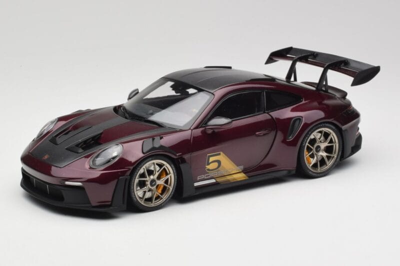 Porsche 911 992 GT3 RS Ultraviolet & Strieborné Kolesá Minichamps 1:18 110062029 Kov