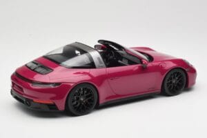 Porsche 911 992 Targa 4 GTS Rubystar Minichamps 1:18 155061066 Kov – obrázok 2 z 6