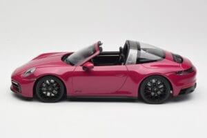 Porsche 911 992 Targa 4 GTS Rubystar Minichamps 1:18 155061066 Kov – obrázok 3 z 6