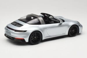 Porsche 911 992 Targa 4 GTS Strieborný Minichamps 1:18 155061061 Kov – obrázok 2 z 6