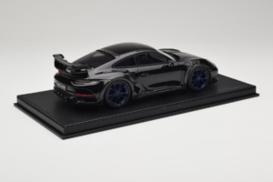 Porsche 911 992 TechArt GTstreet R Čierny S Modrými Kolesami TechArt 1:18 REMC009 Živica – obrázok 3 z 6