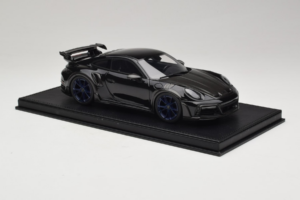 Porsche 911 992 TechArt GTstreet R Čierny S Modrými Kolesami TechArt 1:18 REMC009 Živica – obrázok 4 z 6