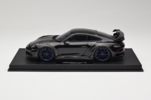 Porsche 911 992 TechArt GTstreet R Čierny S Modrými Kolesami TechArt 1:18 REMC009 Živica