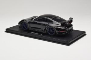 Porsche 911 992 TechArt GTstreet R Čierny S Modrými Kolesami TechArt 1:18 REMC009 Živica – obrázok 5 z 6