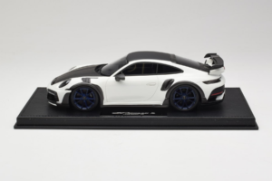 Porsche 911 992 TechArt GTstreet R Biely S Modrými Kolesami TechArt 1:18 REMC014 Živica
