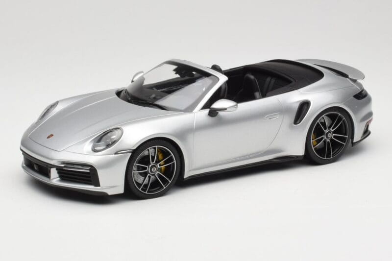 Porsche 911 992 Turbo S Kabriolet Strieborný Minichamps 1:18 155069082 Kov