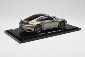 Porsche 911 Turbo S 992 Silver Bamboo Chromaflire With Display Case Spark 1:18 WAP0219100RTSS Živica – obrázok 3 z 7