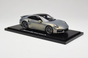 Porsche 911 Turbo S 992 Silver Bamboo Chromaflire With Display Case Spark 1:18 WAP0219100RTSS Živica – obrázok 4 z 7