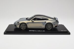 Porsche 911 Turbo S 992 Silver Bamboo Chromaflire With Display Case Spark 1:18 WAP0219100RTSS Živica
